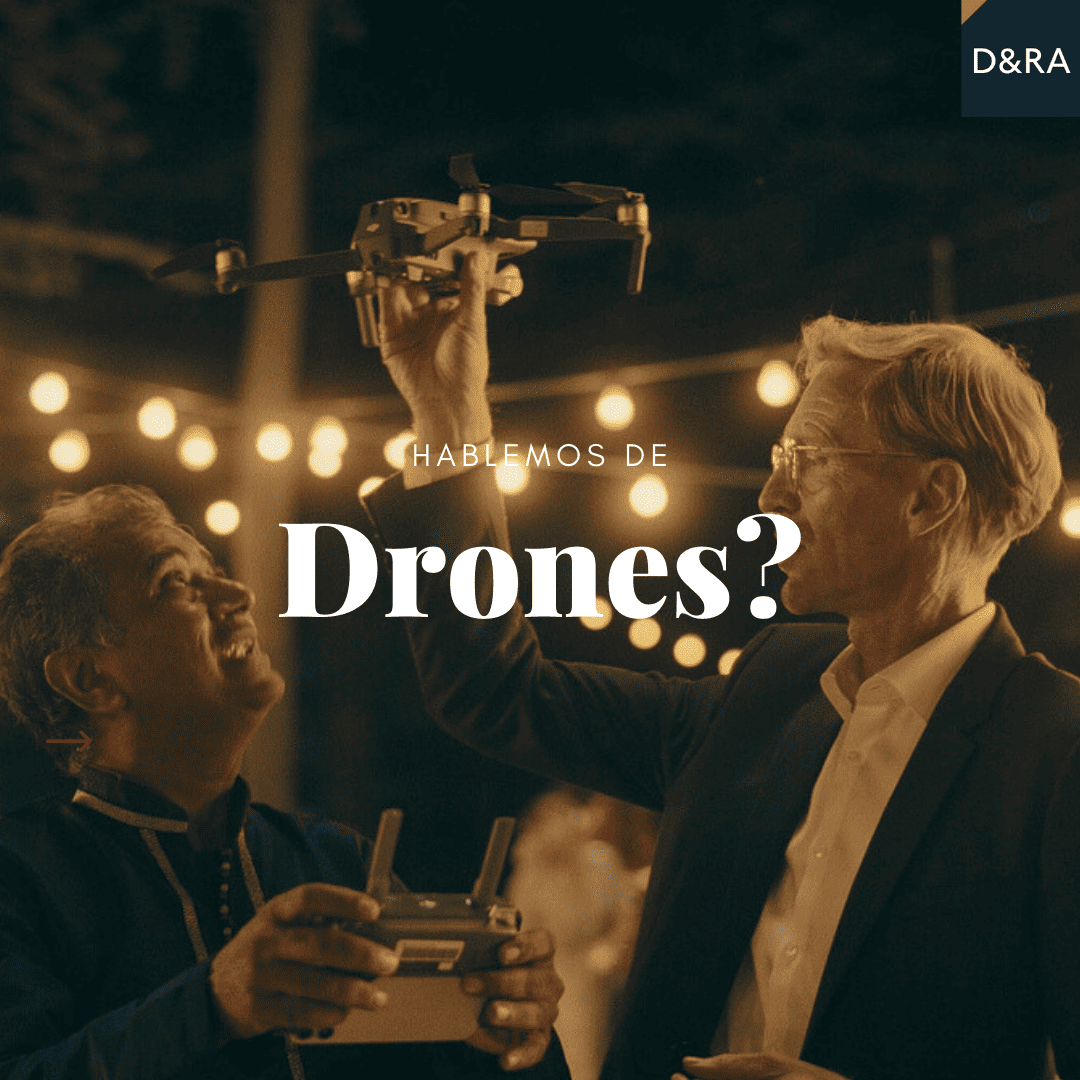 Ya sea que utilices drones para fines profesionales o recreativos, es crucial contar con el respaldo de expertos en la materia. Diez & Romeo, con su vasta experiencia en la legislación de aeronaves no tripuladas, se posiciona como un referente en asesoría legal especializada en drones. Su equipo de abogados se dedica a ofrecer soluciones jurídicas personalizadas, garantizando que las operaciones se realicen dentro del marco legal, protegiendo tanto a usuarios como a empresas de posibles riesgos y sanciones.