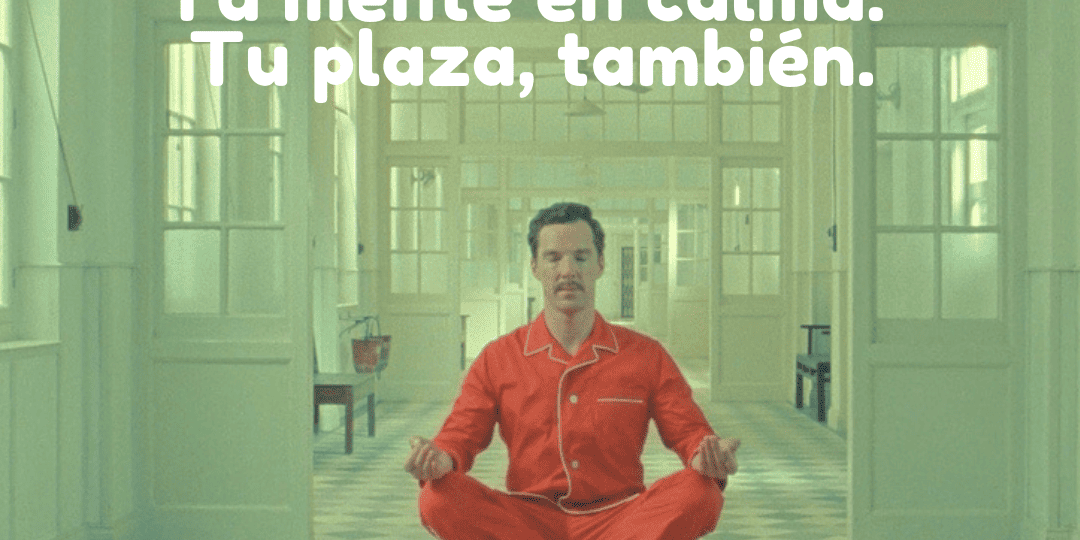 Hombre interino sentado haciendo yoga tras reclamar su indemnización por plaza fija con Díez & Romeo