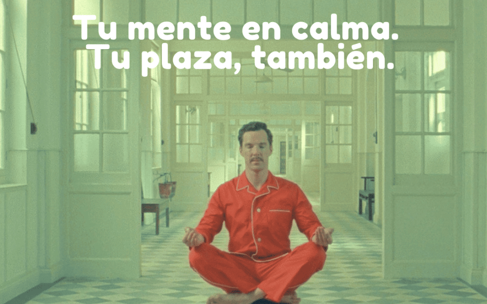 Hombre interino sentado haciendo yoga tras reclamar su indemnización por plaza fija con Díez & Romeo