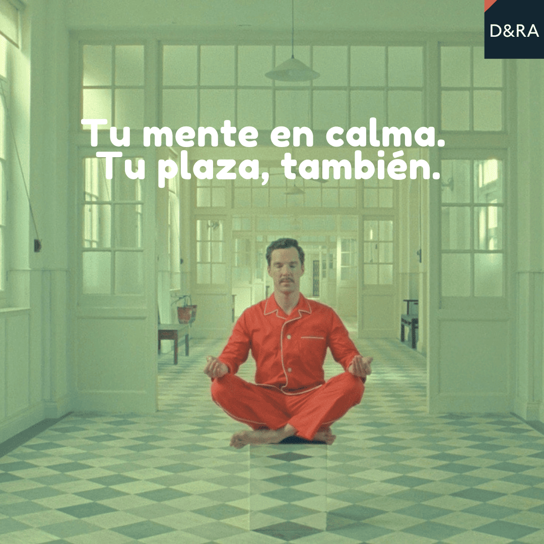 Hombre interino sentado haciendo yoga tras reclamar su indemnización por plaza fija con Díez & Romeo