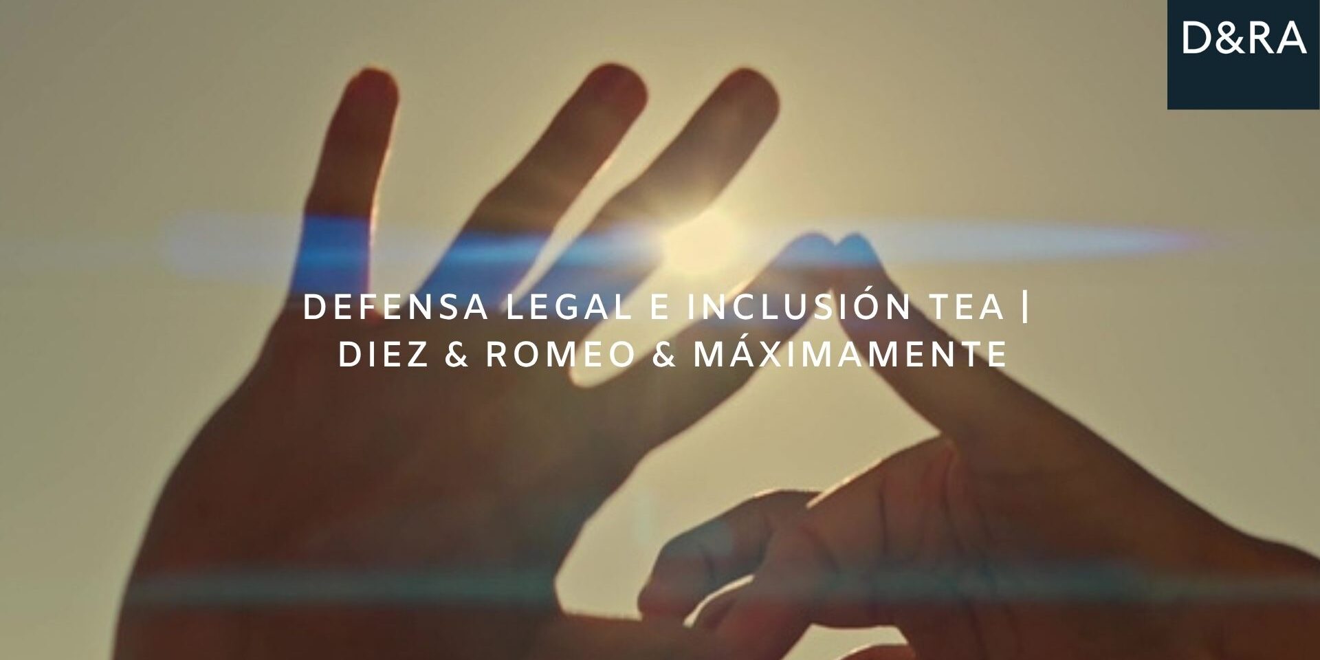Manos comunicándose con la luz del sol al fondo, simbolizando comprensión y acompañamiento en la defensa de los derechos TEA