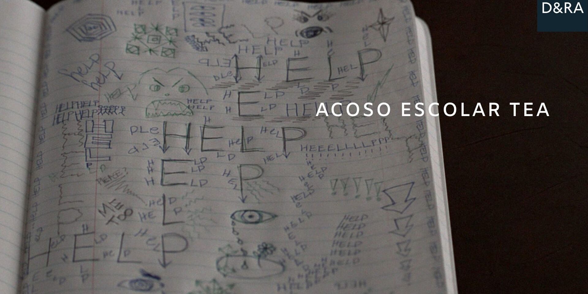 uaderno con la palabra HELP repetida, símbolo del acoso escolar a un alumno con TEA.