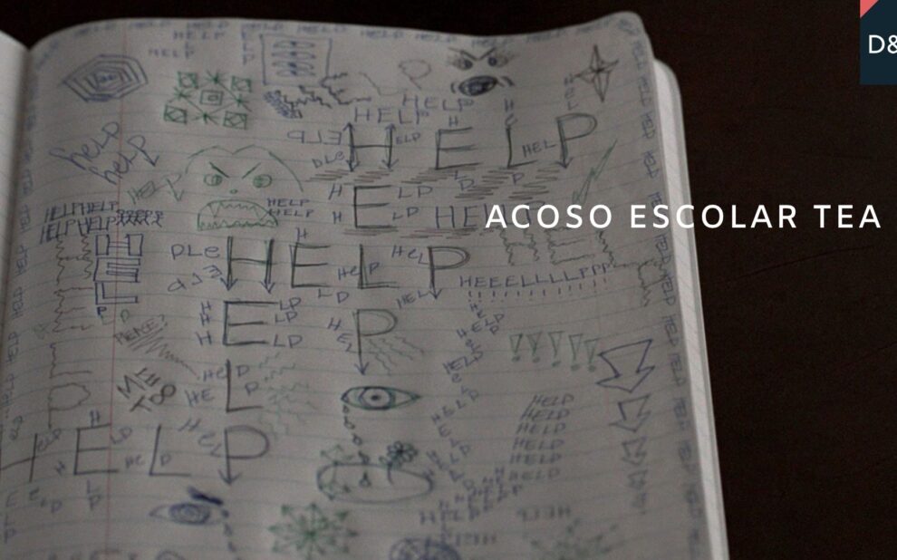 uaderno con la palabra HELP repetida, símbolo del acoso escolar a un alumno con TEA.
