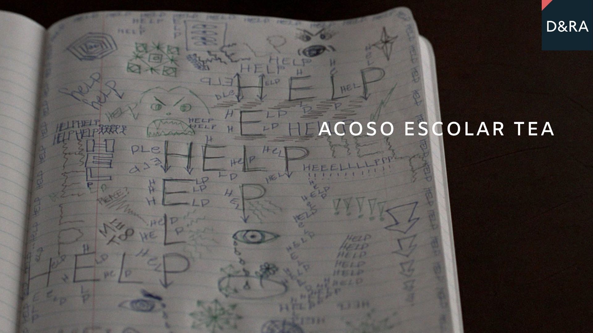 uaderno con la palabra HELP repetida, símbolo del acoso escolar a un alumno con TEA.