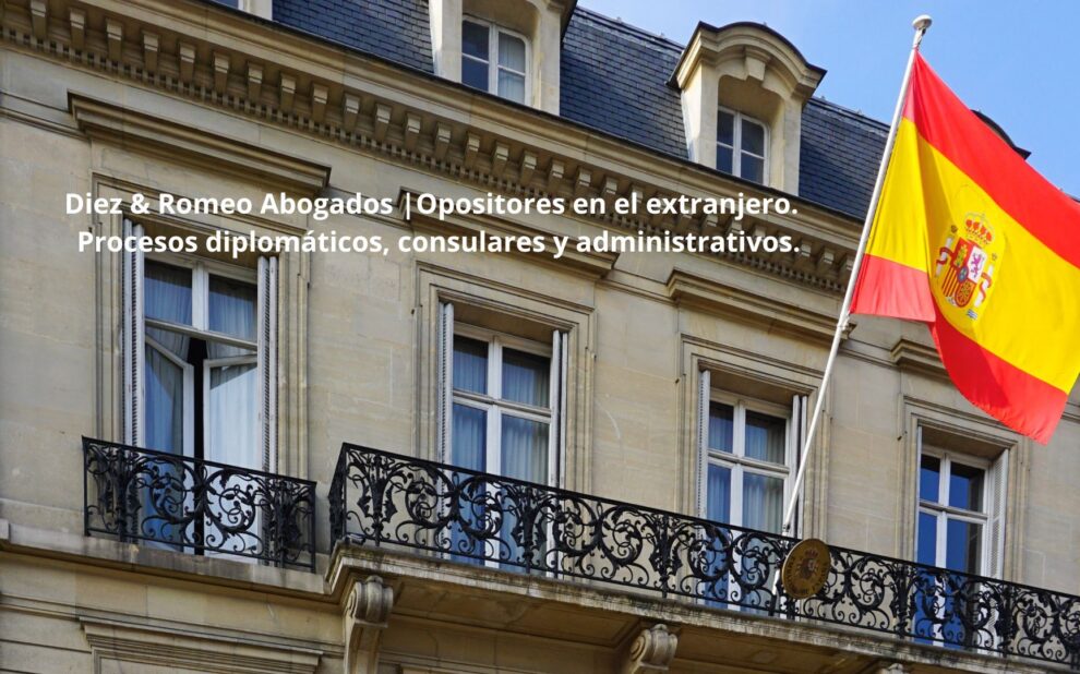 Fachada de una embajada española con la bandera de España, representando la asistencia jurídica internacional de Diez & Romeo Abogados a opositores residentes en el extranjero.