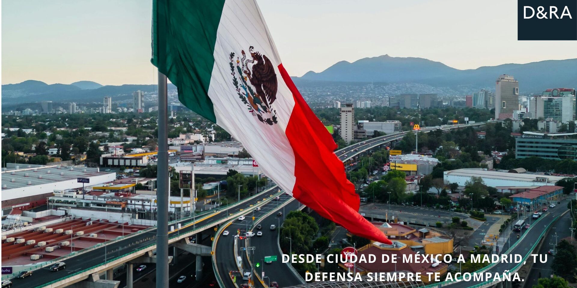 Bandera de México ondeando sobre Ciudad de México, representando a los opositores y funcionarios españoles que trabajan o se presentan a procesos selectivos desde México.
