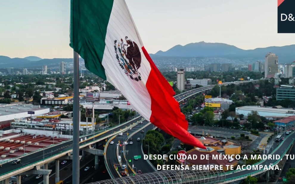 Bandera de México ondeando sobre Ciudad de México, representando a los opositores y funcionarios españoles que trabajan o se presentan a procesos selectivos desde México.