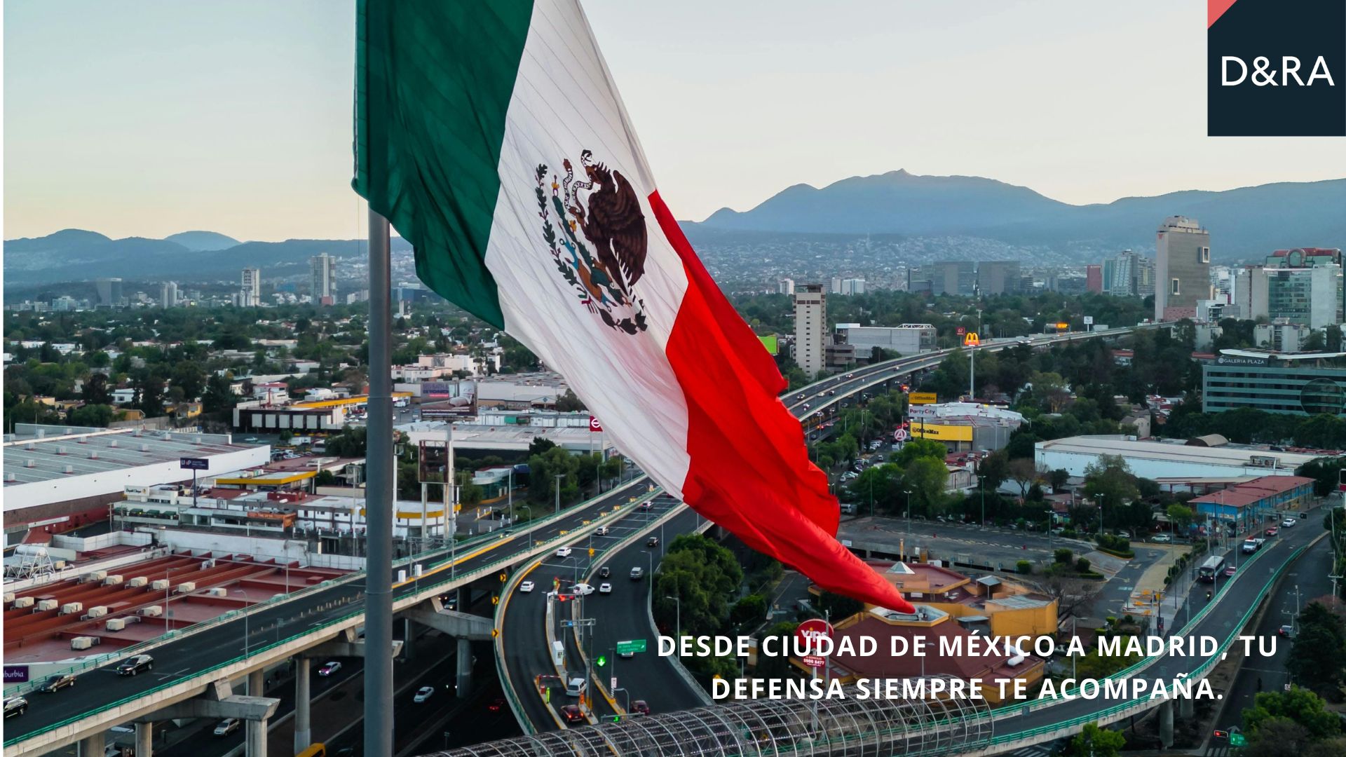 Bandera de México ondeando sobre Ciudad de México, representando a los opositores y funcionarios españoles que trabajan o se presentan a procesos selectivos desde México.