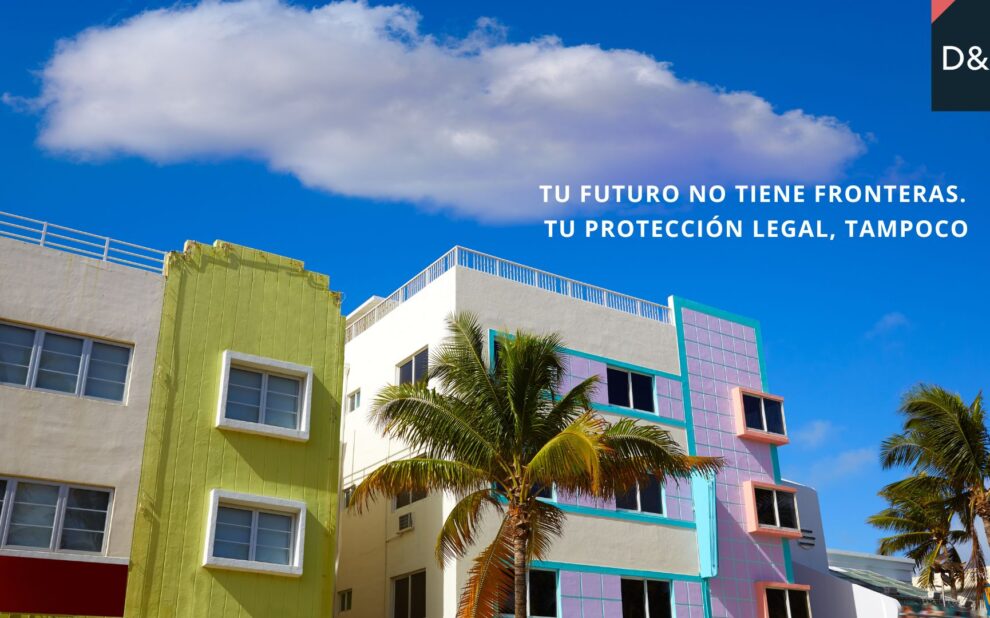 Funcionarios y opositores españoles en Miami recibiendo asesoría jurídica especializada.