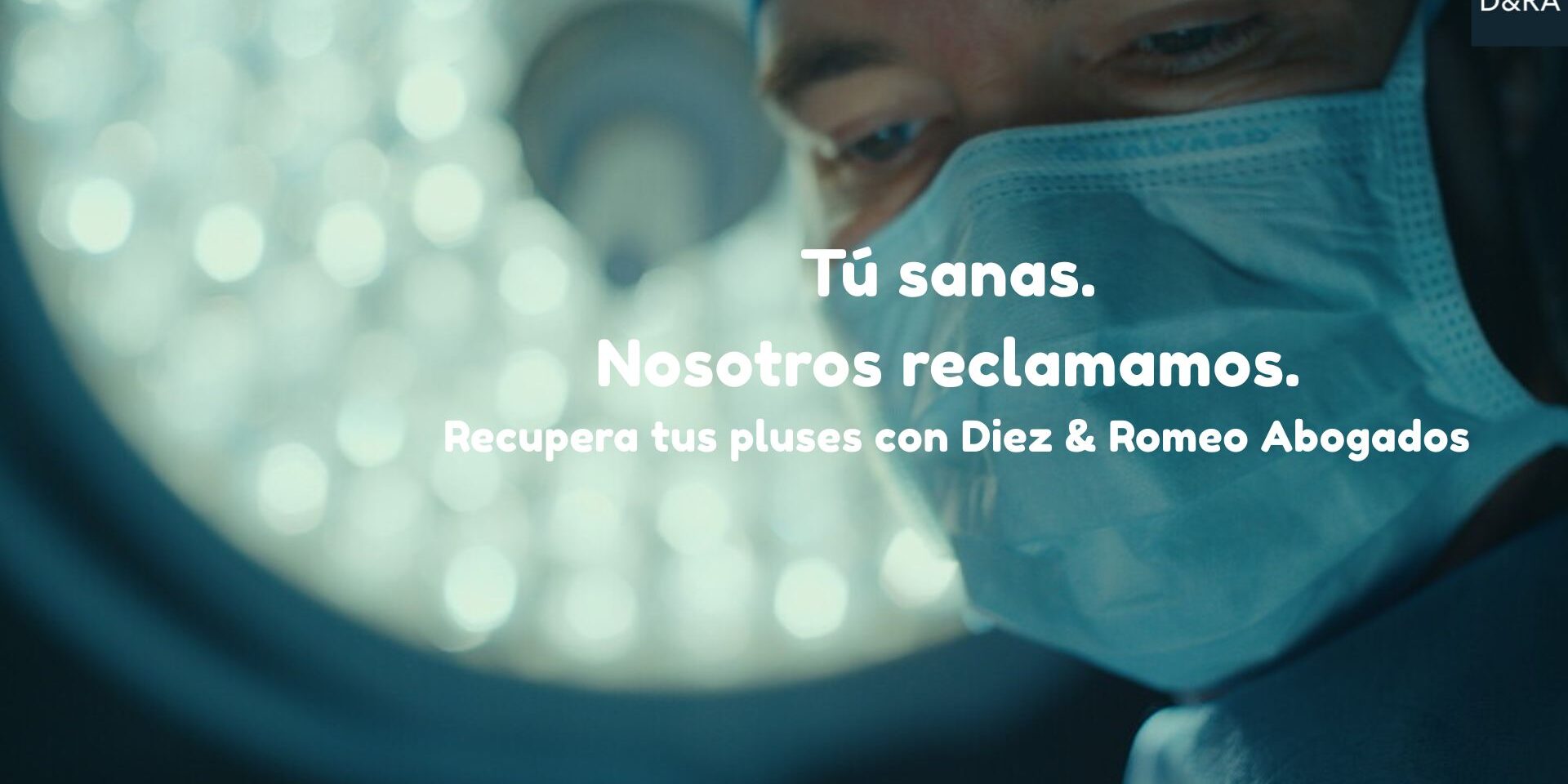 Médico con mascarilla y texto “Tú sanas. Nosotros reclamamos. Recupera tus pluses con Diez & Romeo Abogados.”