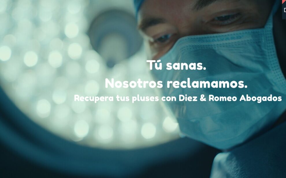Médico con mascarilla y texto “Tú sanas. Nosotros reclamamos. Recupera tus pluses con Diez & Romeo Abogados.”