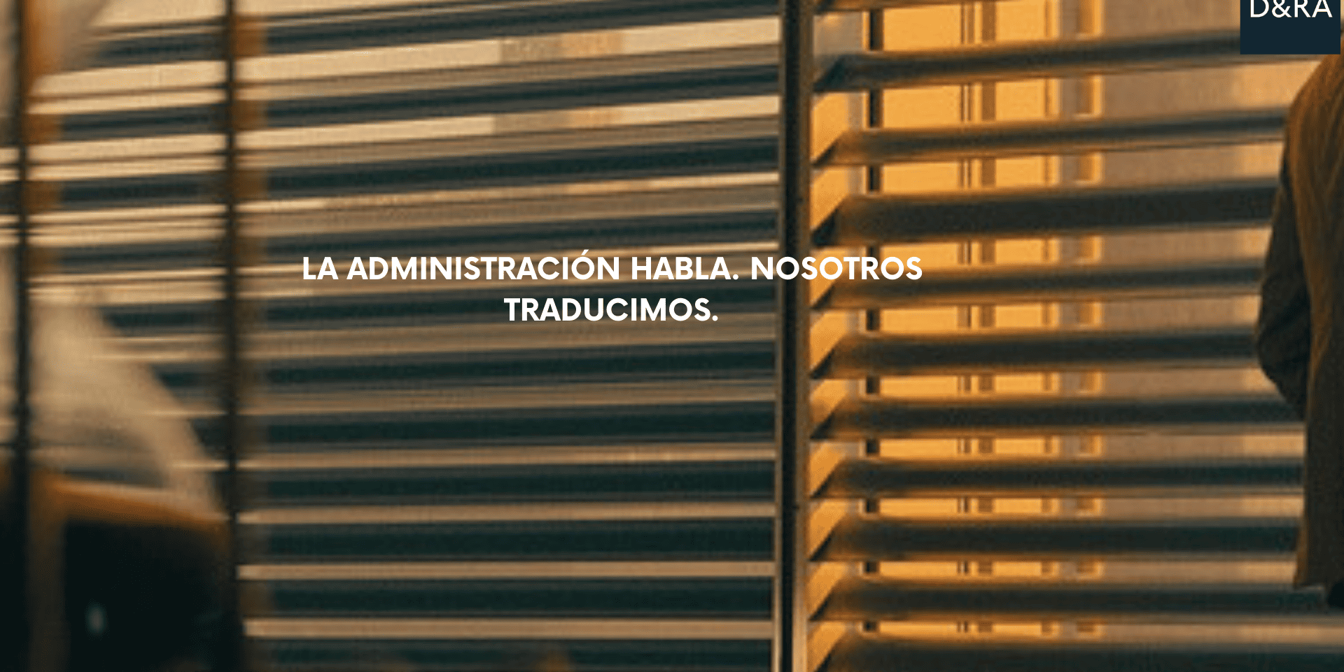 Abogados de Díez & Romeo analizando un caso de derecho contencioso-administrativo con enfoque estratégico.