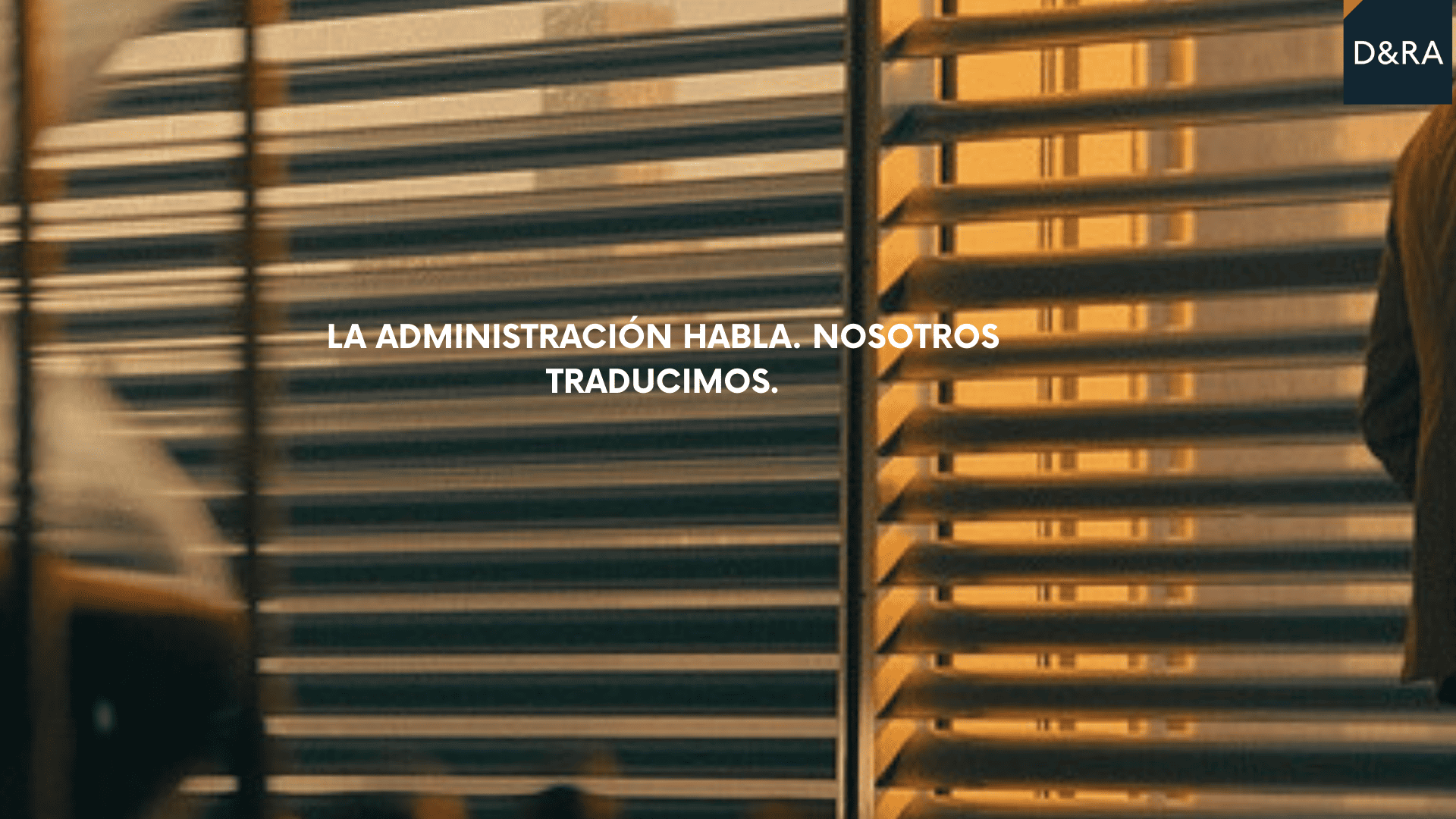 Abogados de Díez & Romeo analizando un caso de derecho contencioso-administrativo con enfoque estratégico.
