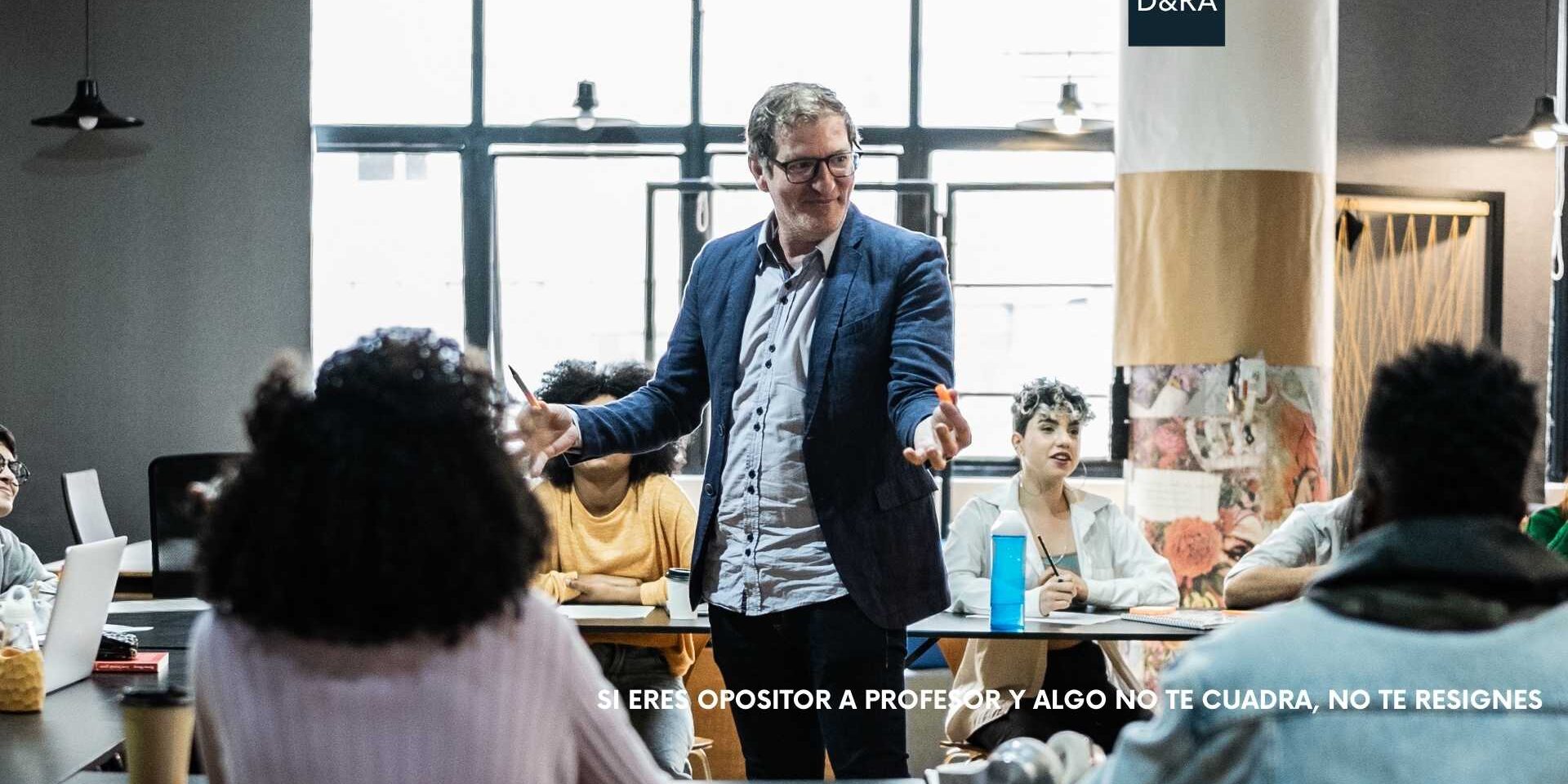 Profesor revisando examen para recurrir nota en oposiciones de Educación