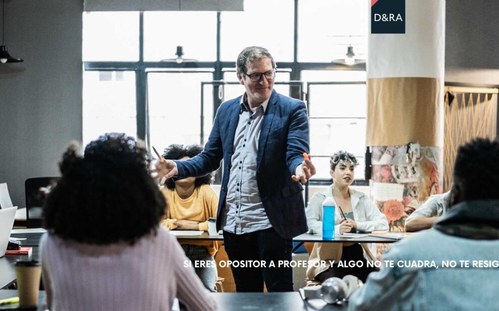 Profesor revisando examen para recurrir nota en oposiciones de Educación