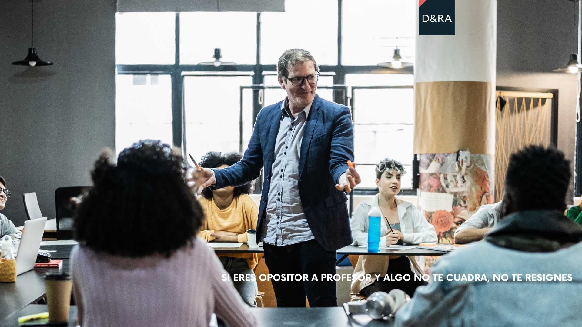 Profesor revisando examen para recurrir nota en oposiciones de Educación