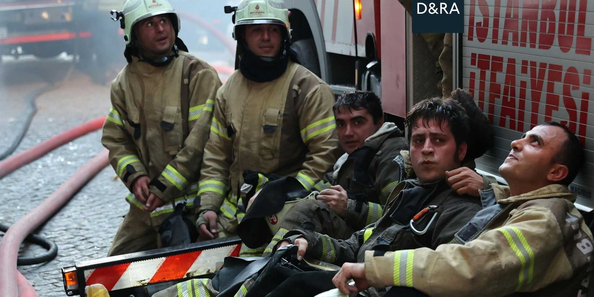Bomberos en formación durante una prueba de acceso, simbolizando la importancia de revisar y recurrir una corrección injusta en la oposición