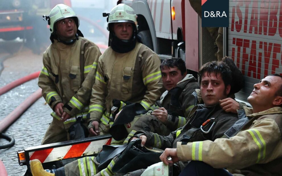 Bomberos en formación durante una prueba de acceso, simbolizando la importancia de revisar y recurrir una corrección injusta en la oposición
