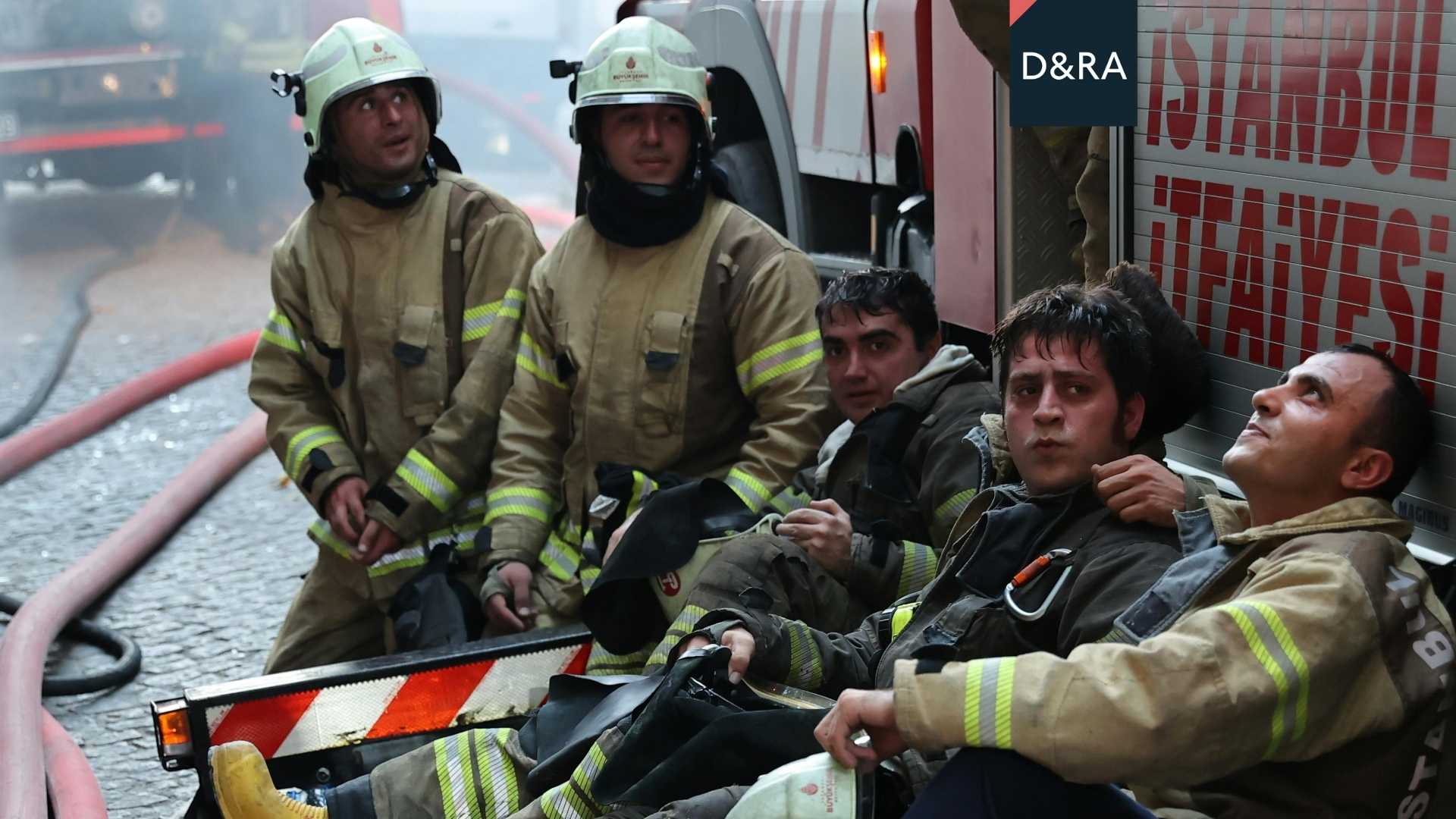 Bomberos en formación durante una prueba de acceso, simbolizando la importancia de revisar y recurrir una corrección injusta en la oposición