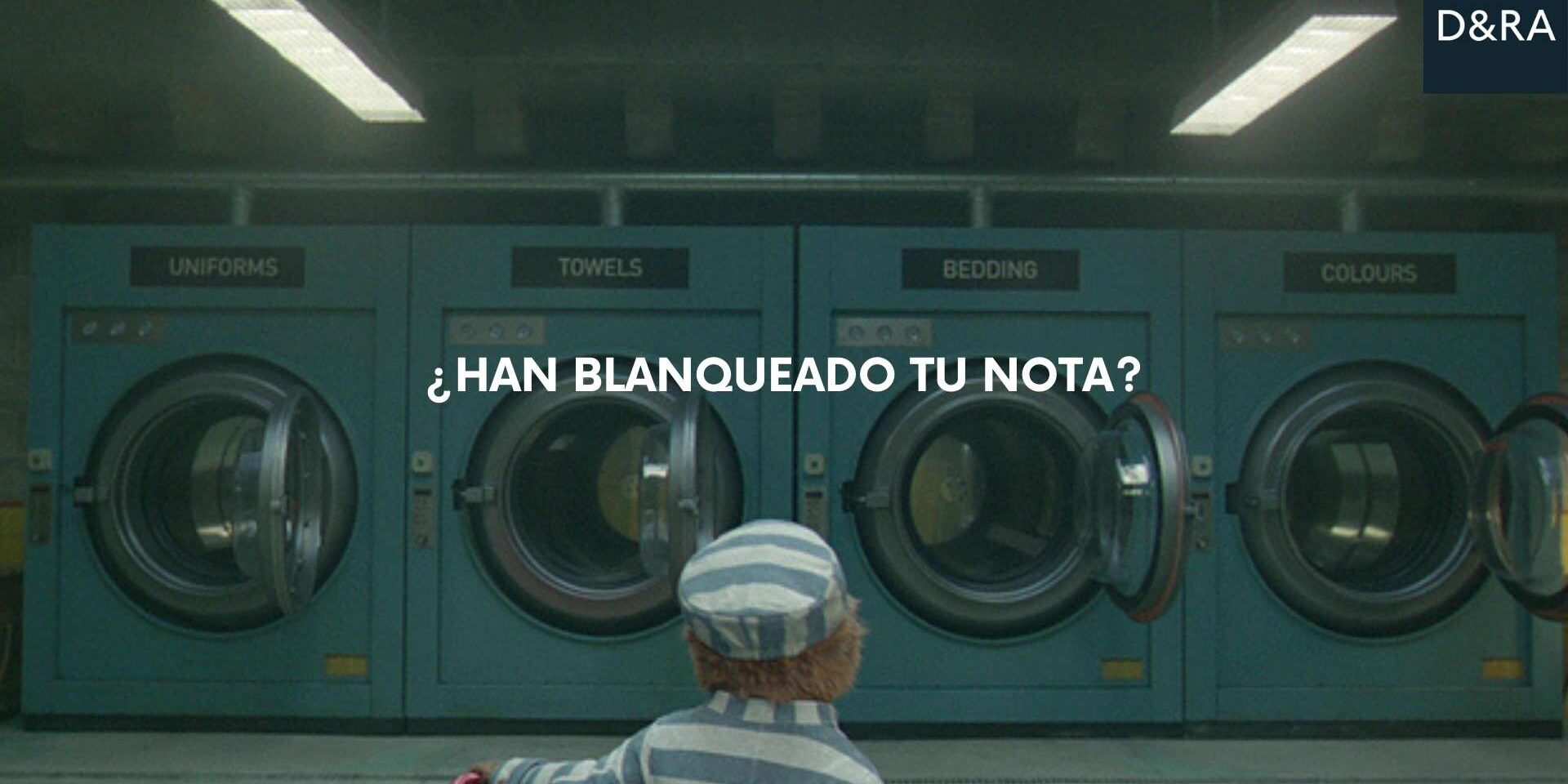 Opositor observando una hilera de lavadoras industriales, metáfora visual del “lavado” o manipulación de notas en oposiciones.