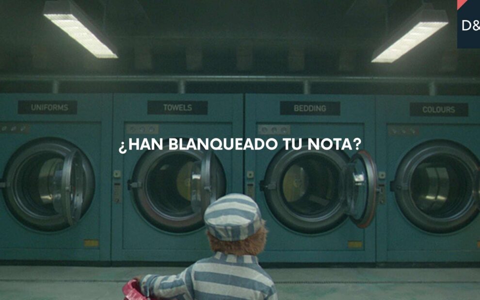 Opositor observando una hilera de lavadoras industriales, metáfora visual del “lavado” o manipulación de notas en oposiciones.