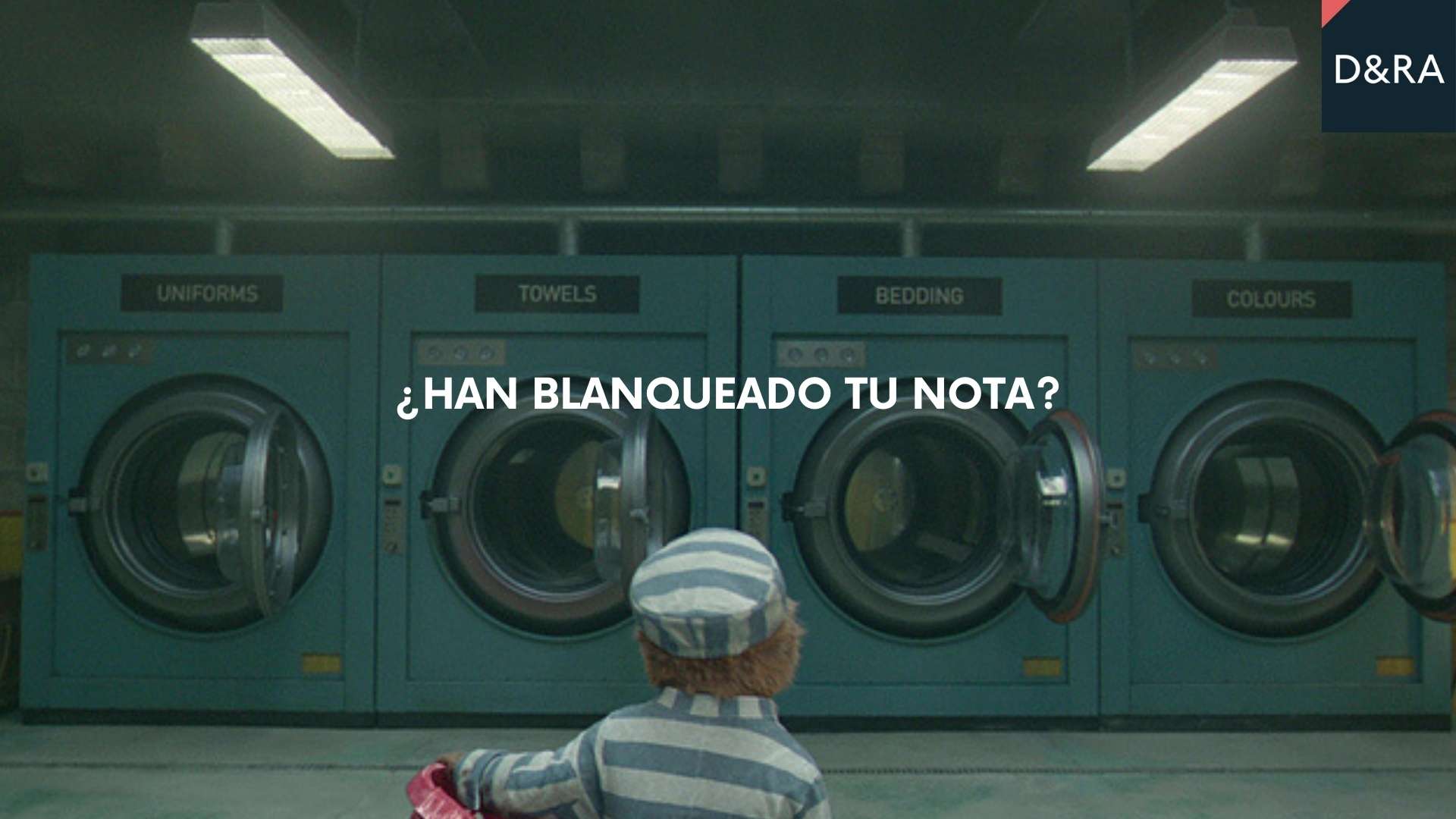 Opositor observando una hilera de lavadoras industriales, metáfora visual del “lavado” o manipulación de notas en oposiciones.