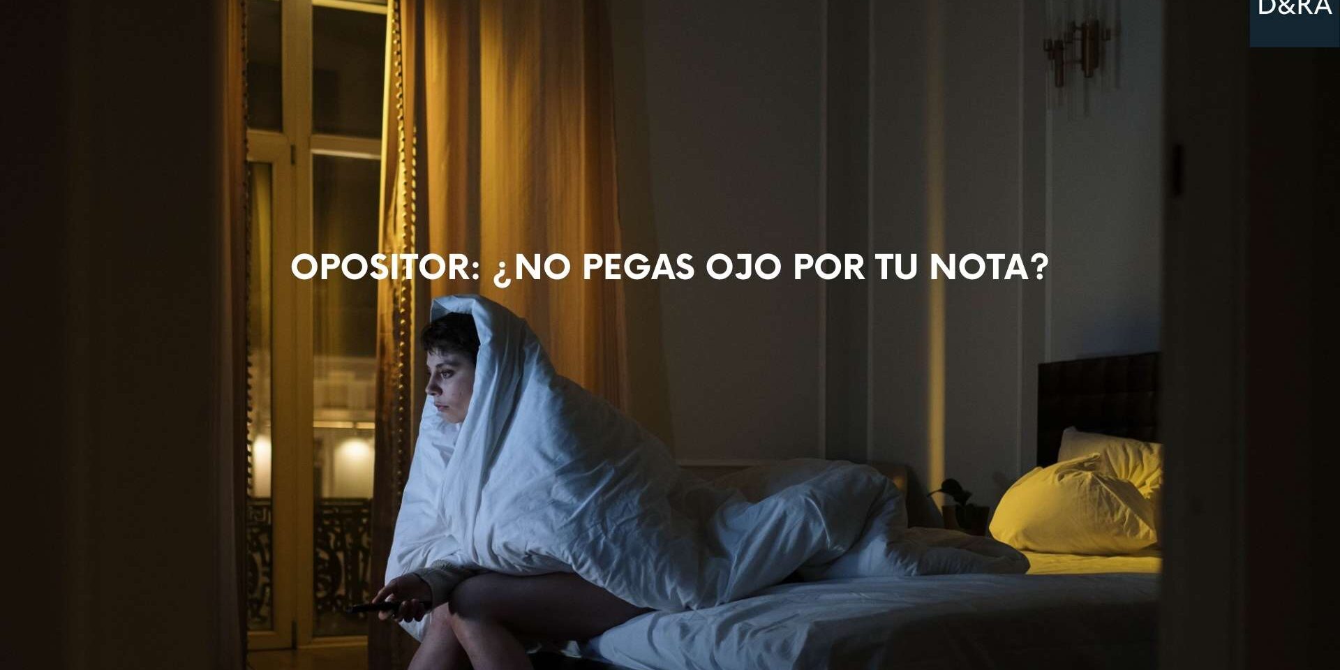 Opositor sin poder dormir, sentado en la cama de madrugada, preocupado por la nota de su examen de oposición.
