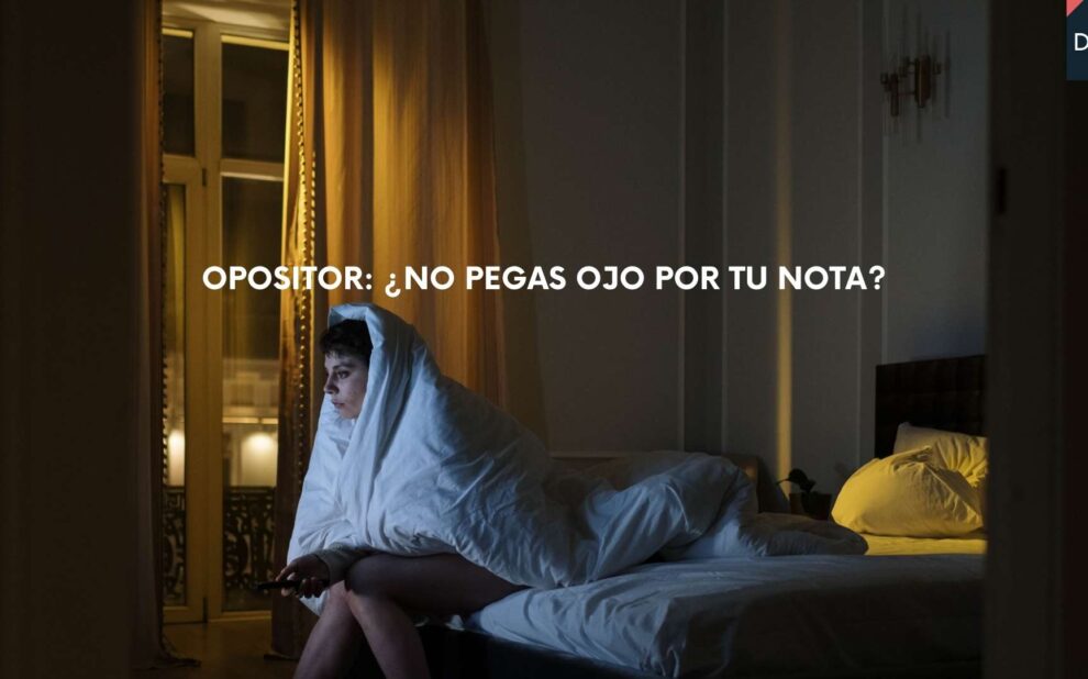 Opositor sin poder dormir, sentado en la cama de madrugada, preocupado por la nota de su examen de oposición.