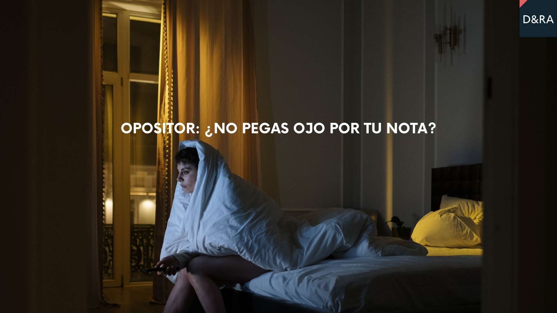 Opositor sin poder dormir, sentado en la cama de madrugada, preocupado por la nota de su examen de oposición.