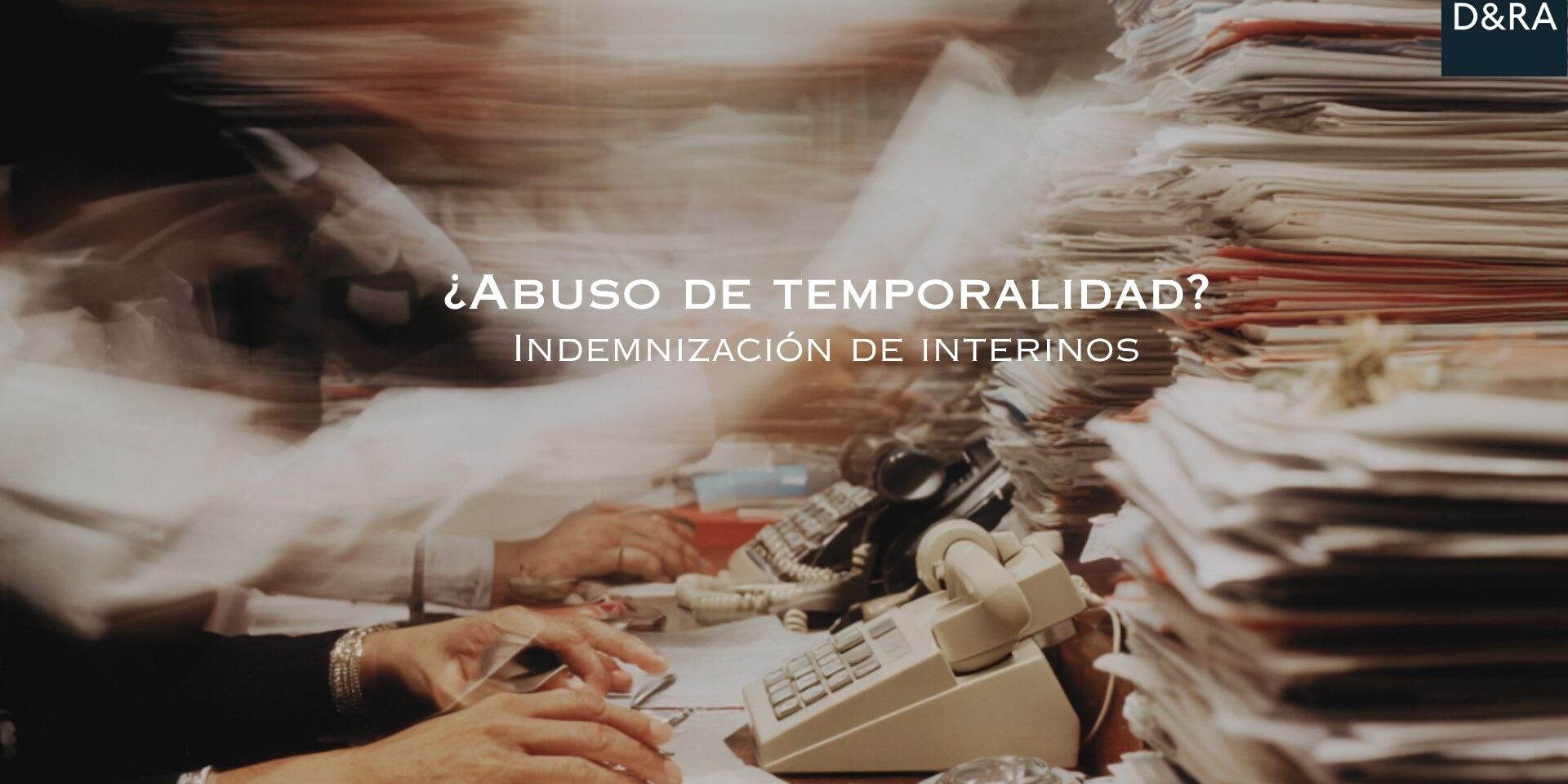 Funcionario interino revisando documentación para reclamar indemnización por abuso de temporalidad