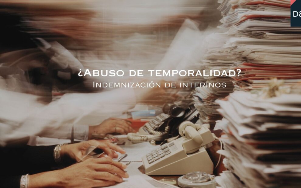 Funcionario interino revisando documentación para reclamar indemnización por abuso de temporalidad
