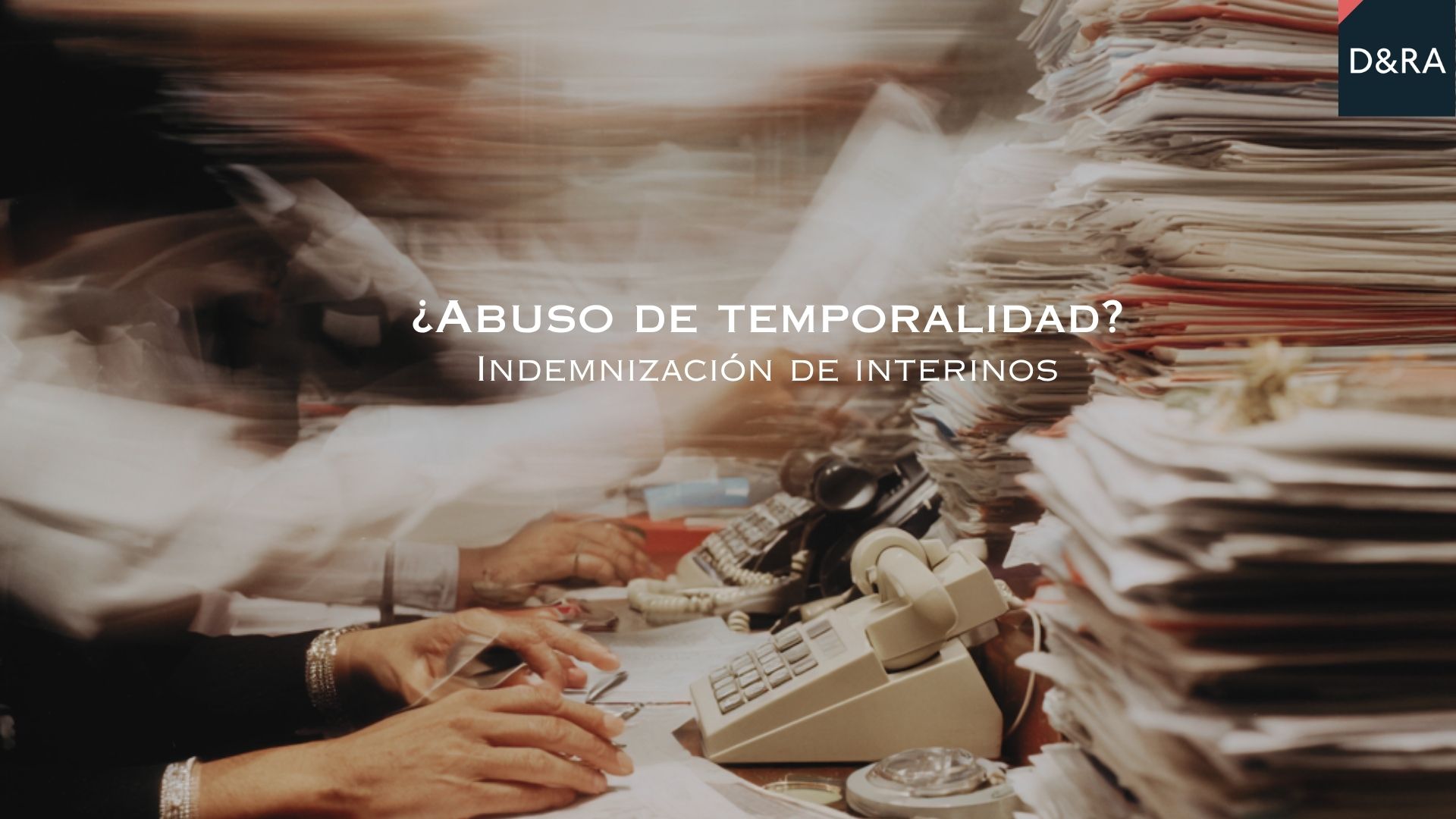 Funcionario interino revisando documentación para reclamar indemnización por abuso de temporalidad
